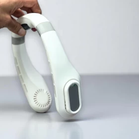 مروحة J18 معلقة للرقبة مع شاشة رقمية بدون شفرات (أبيض)