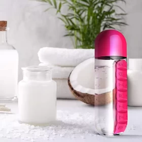 زجاجة ماء مع منظم الأدوية والفيتامينات