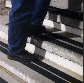 شريط لاصق مانع للانزلاق عالي القوة – 50 مم × 5 م