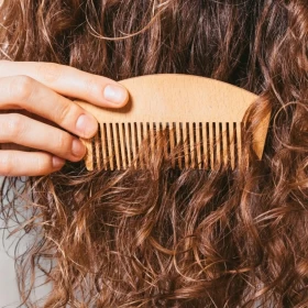 فرشاة شعر أطفال بمشط خشبي صغير ناعم وآمن، ذات جودة عالية ومضادة للكهرباء الساكنة، بحجم الجيب